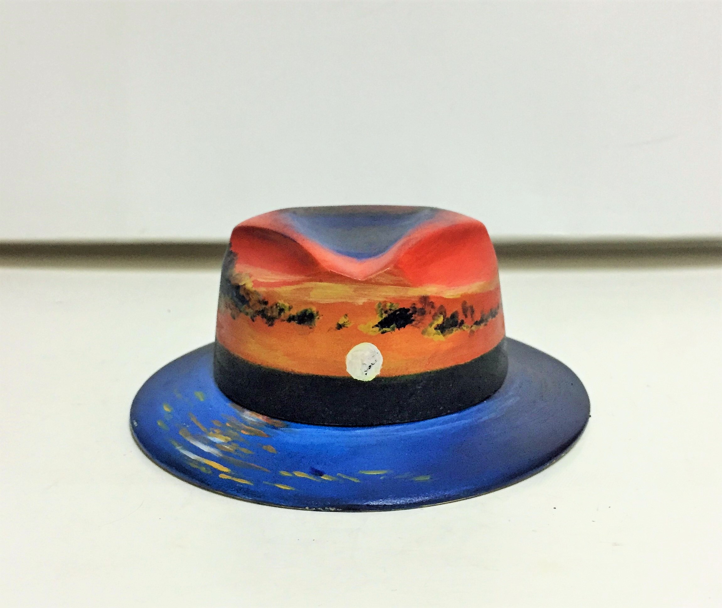 Sombrero-caja pintado por Enoc Arango
