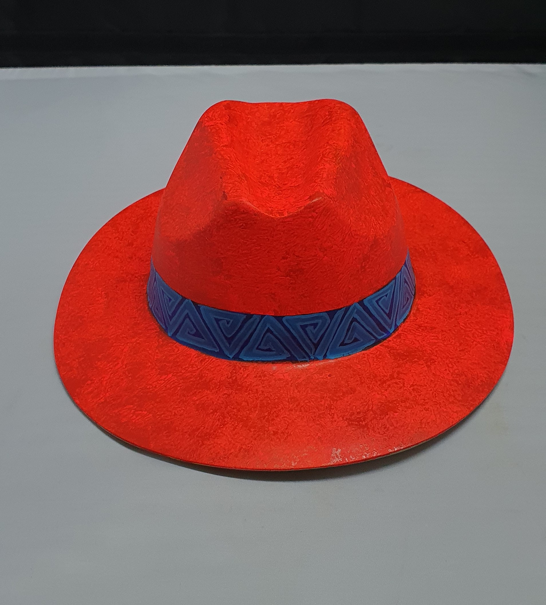 Sombrero pintado de rojo por IPF